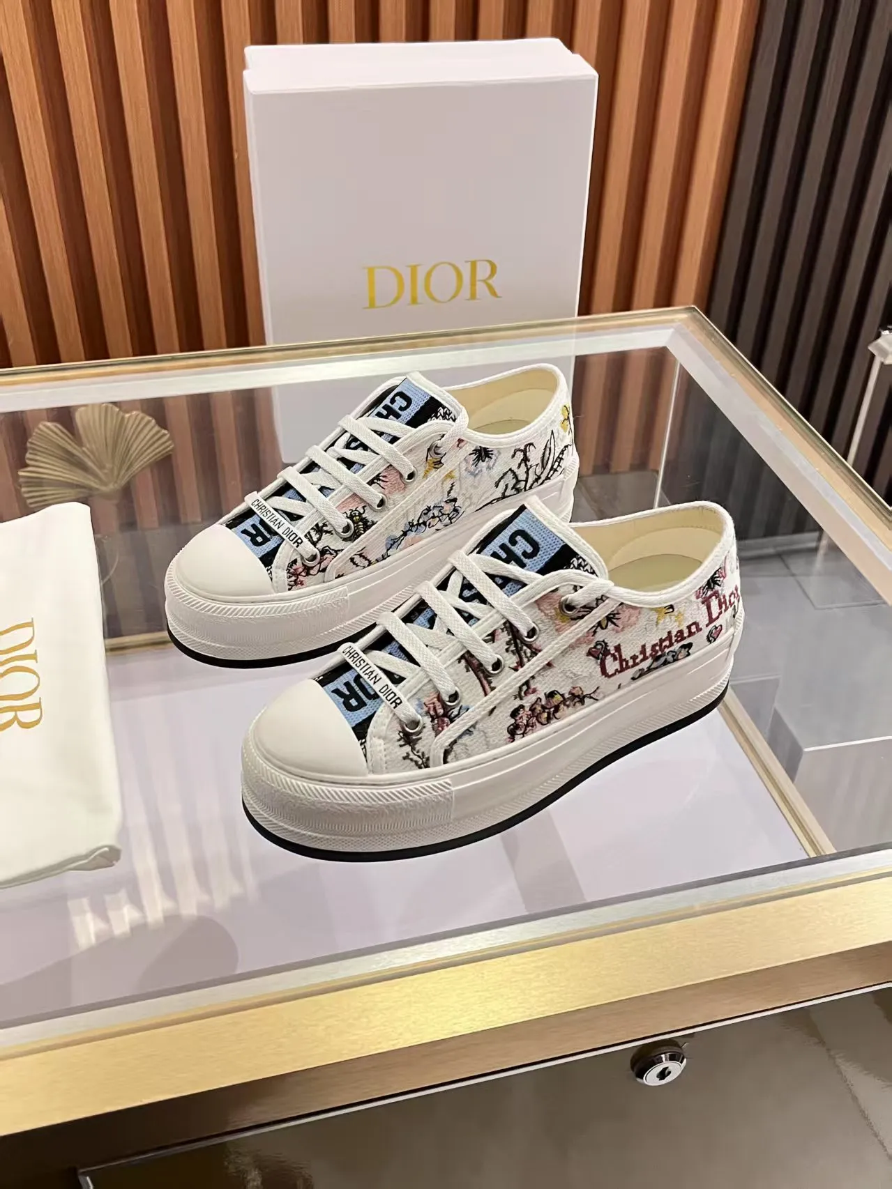 👟👟Ex-factory price 520👟👟 Walk‘n’Dior embroidered mid-top casual shoes are new in 2025. On the fashion stage, Dior embroidered shoes are the well-deserved protagonist. Delicate stitching is used on the upper, every stitch is devoted to the craftsman's efforts, and every thread is woven with artistic poetry. From complex floral patterns to smart geometric textures, embroidery is like the magic that gives shoes life, allowing them to show dynamic beauty even in static conditions.   Wearing Dior embroidered shoes feels like stepping into a dream world full of art. It is not only a pair of shoes, but also a walking piece of art that perfectly integrates fashion and culture. Whether you are strolling on the bustling city streets or attending important social occasions, Dior embroidered shoes can add unique charm to your style and become the focus of everyone's attention.   Choosing Dior embroidered shoes means choosing a persistent pursuit of quality and a unique understanding of fashion. Let it accompany you through every wonderful moment and leave your own fashion mark.  Material: Sheepskin lining, feet, silk cowhide, size 35-41, heel height 5cm